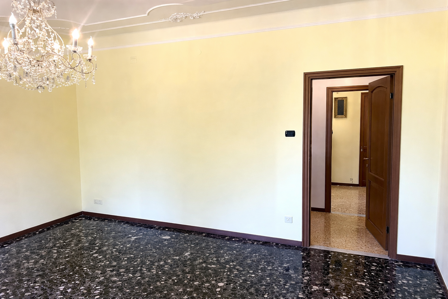 Sala elegante con lampadario di cristallo