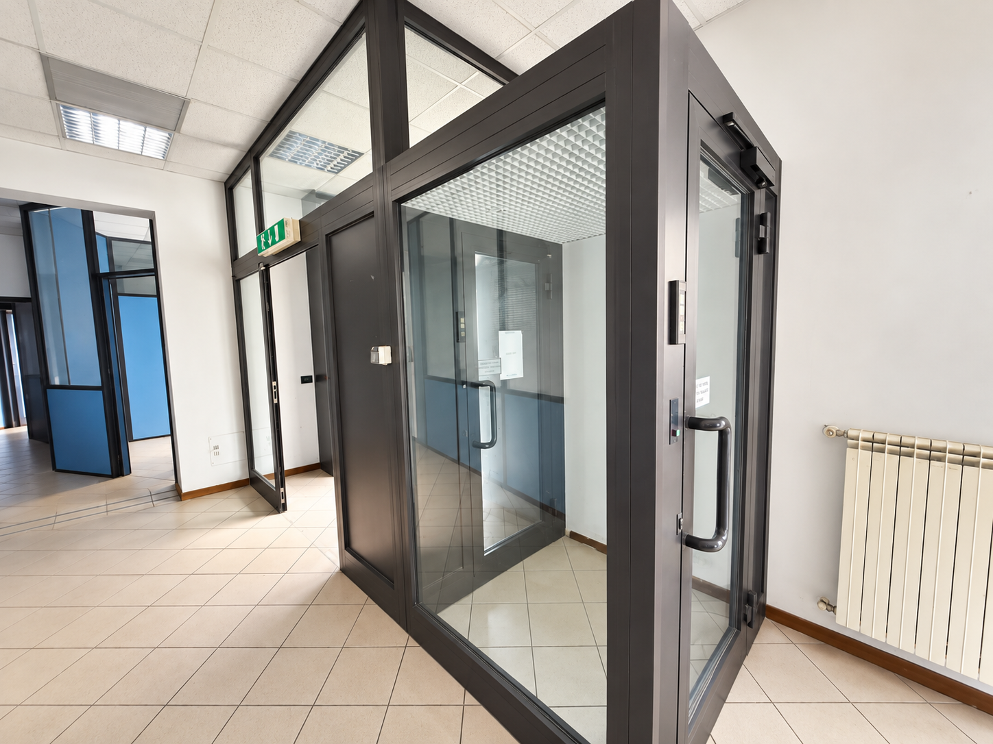 Ingresso vetrato in ufficio moderno
