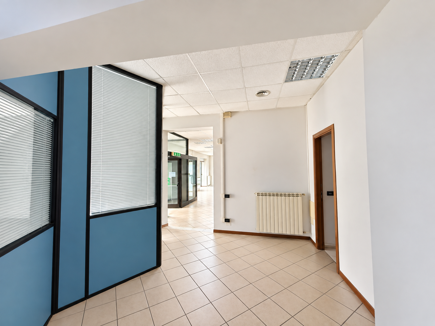 Interno moderno con uscita verde